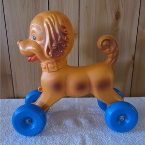 😁vintage Regal plastic pull toy dog.